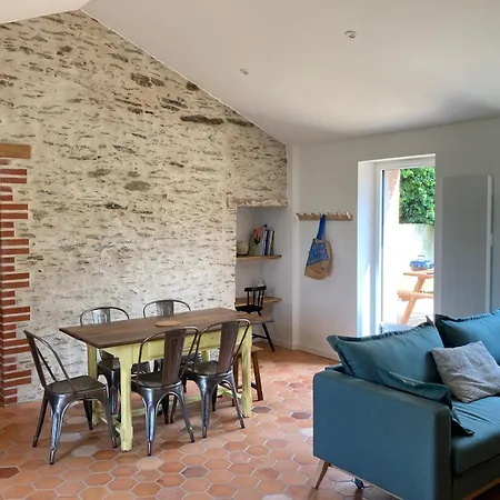 Deux Charmantes Maisons Proche De L'ocean. *