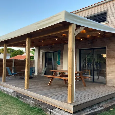 Deux Charmantes Maisons Proche De L'ocean.